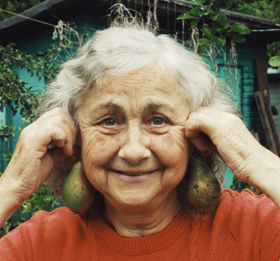 Grand-mère et boucles d'oreilles