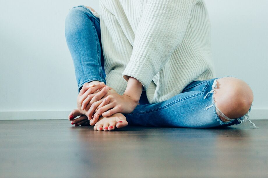 femme assise par terre